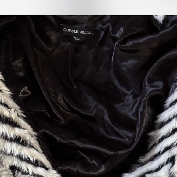 Capsule B&W faux fur coat - Picture 4 of 6